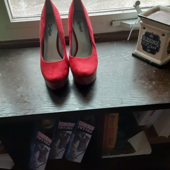 Red heels - Picture 2 of 7